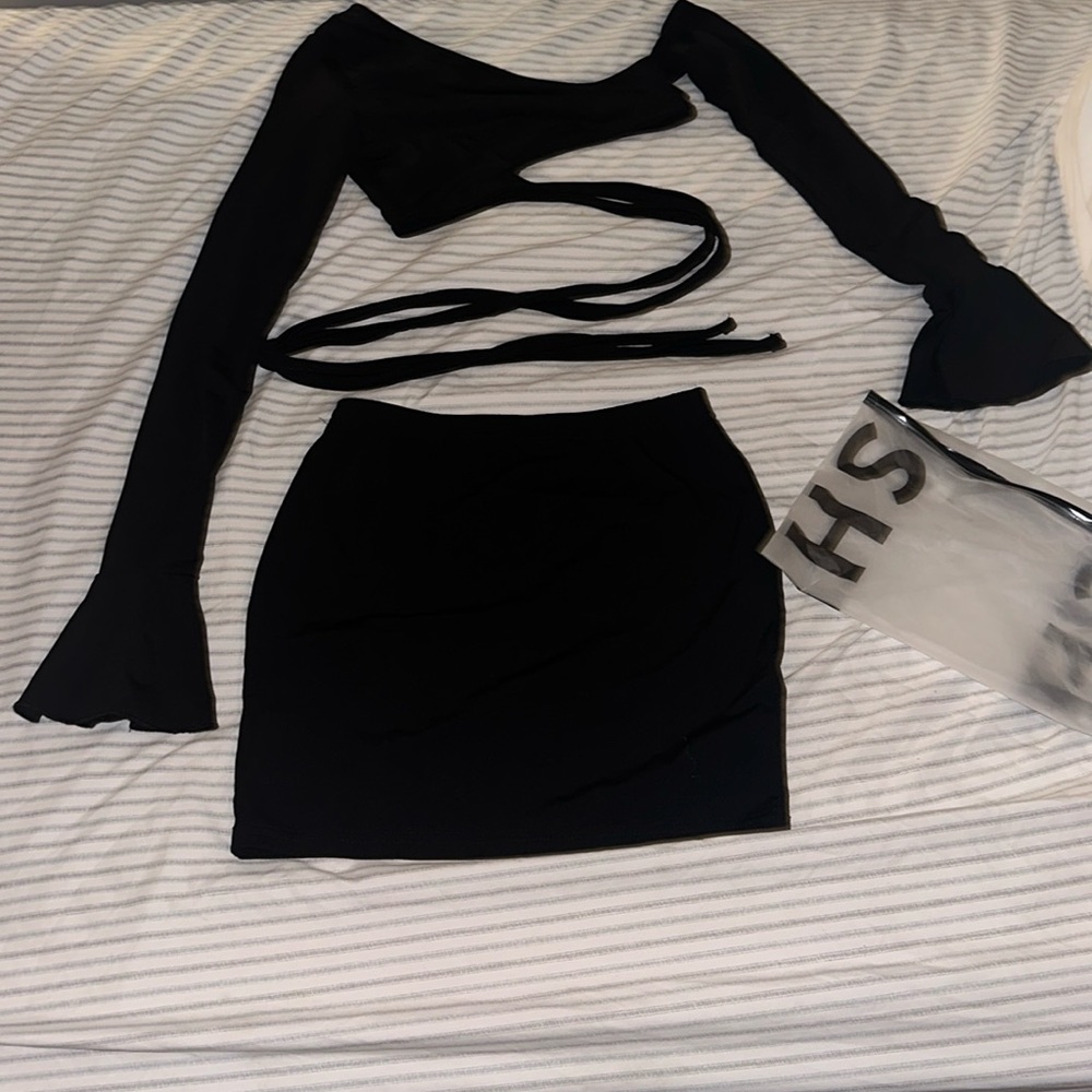 SHEIN 
Flounce Sleeve Crop Top & Bodycon Skirt